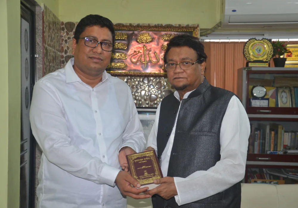 পুবের কলম পত্রিকার কার্যালয়ে জনাব জাহিদুল সরকারের সঙ্গে সম্পাদক আহমদ হাসান ইমরান