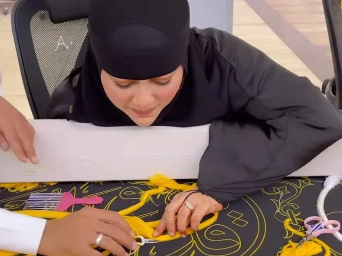 পবিত্র কাবা ঘরের গিলাফ সেলাইয়ের কাজ করলেন প্রাক্তন অভিনেত্রী সানা খান