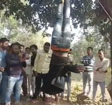 উলটো করে গাছে ঝুলিয়ে যুবককে মারধর ঝাড়খণ্ডে