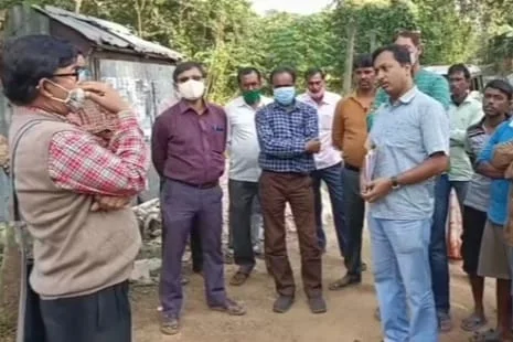 বিশ্বভারতী ও সরকারি আধিকারিকদের বাস্তুহীন কলোনিবাসীদের এলাকা পরিদর্শন