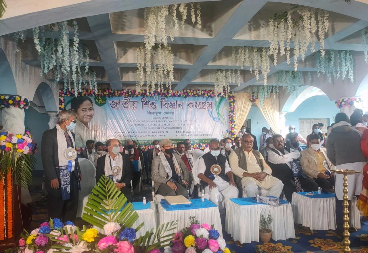 বোলপুরকে অর্থনৈতিক ভাবে অবরুদ্ধ করতে চাইছেন উপাচার্য,তোপ মন্ত্রীর