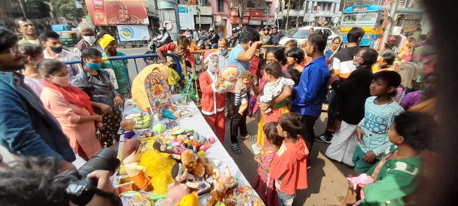 বড়দিনে পথ শিশুদের কেক, খেলনা দিল মেডিকেল ব্যাঙ্ক