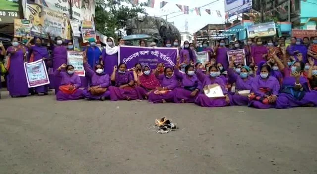 বাদুড়িয়া ও হাড়োয়ায় আশা কর্মীদের পথ অবরোধ ও বিক্ষোভ