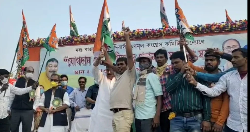 বীরভূম জেলা বিজেপিতে ভাঙন, কয়েকহাজার আদিবাসীর তৃণমূলে যোগদান