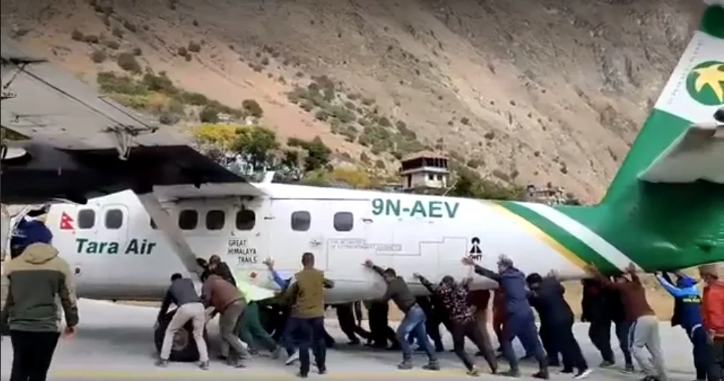 রানওয়ে থেকে বিমান ঠেলে সরাচ্ছেন যাত্রীরা,ভাইরাল হল ছবি