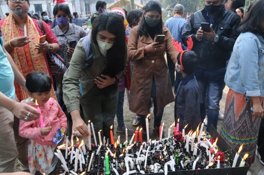 বড়দিনে বড় বিপত্তি, সেলফিতে চুলে আগুন তরুণীর!