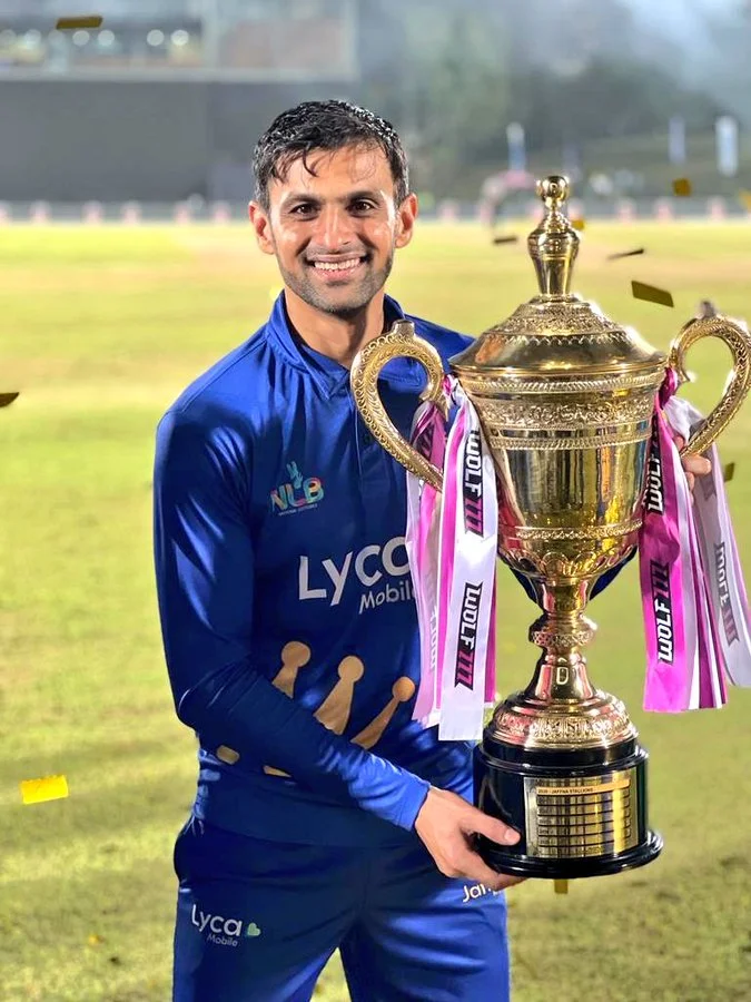 বিশ্বরেকর্ডের দোরগোড়ায় শোয়েব মালিক