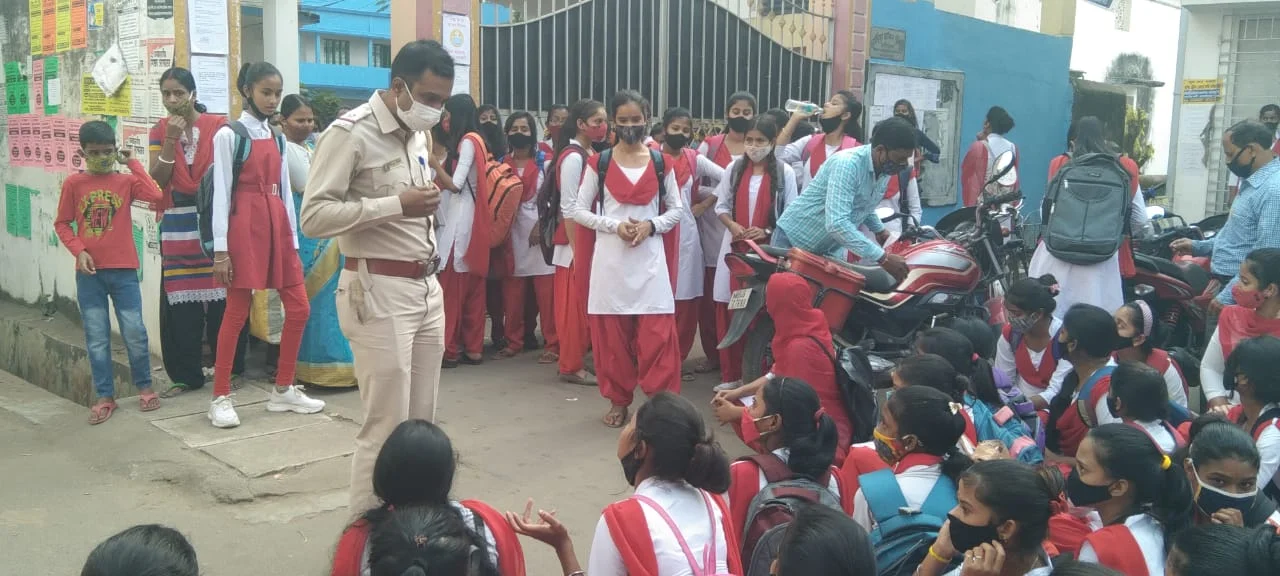 পরীক্ষা পিছানোর দাবিতে স্কুলের সামনে পথ অবরোধ পড়ুয়াদের
