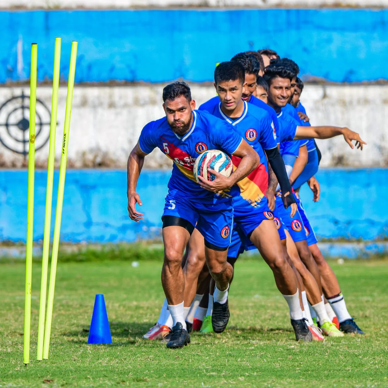 আজ ডার্বিতে নামার আগে চিন্তায় সবুজ মেরুন ও লাল-হলুদের রক্ষণ