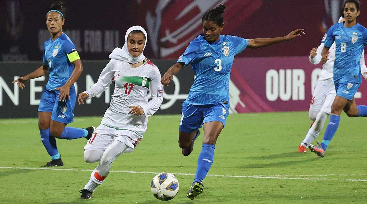 মাথায় হিজাব, চোখে মুখে আত্মবিশ্বাস, বিশ্ব ফুটবলে তাক লাগাচ্ছে ইরানের মেয়েরা