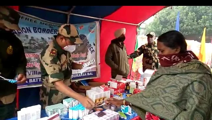 সীমান্তবর্তী গ্রামে বিনামূল্যে করোনা পরীক্ষা, মাস্ক,স্যনিটাইজার বিলির উদ্যোগ জওয়ানদের