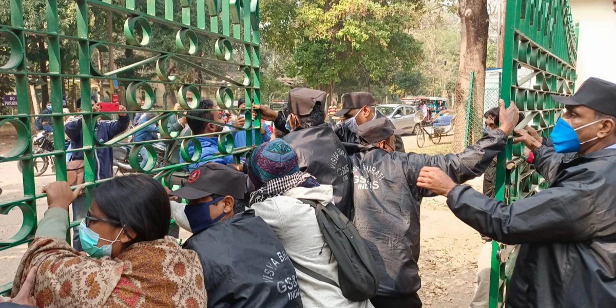 ছাত্র বিক্ষোভ থেকে শুরু করে উপাচার্যের বিতর্কিত বক্তব্যের ভাইরাল ভিডিও! চাপান-উতোর বিশ্বভারতীতে