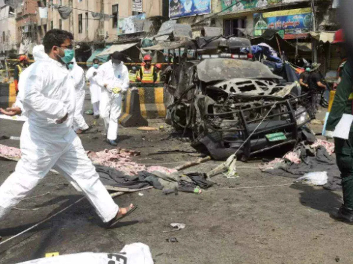 পাকিস্তানের লাহোরে বোমা বিস্ফোরণ, নিহত ৩, আহত ৩০