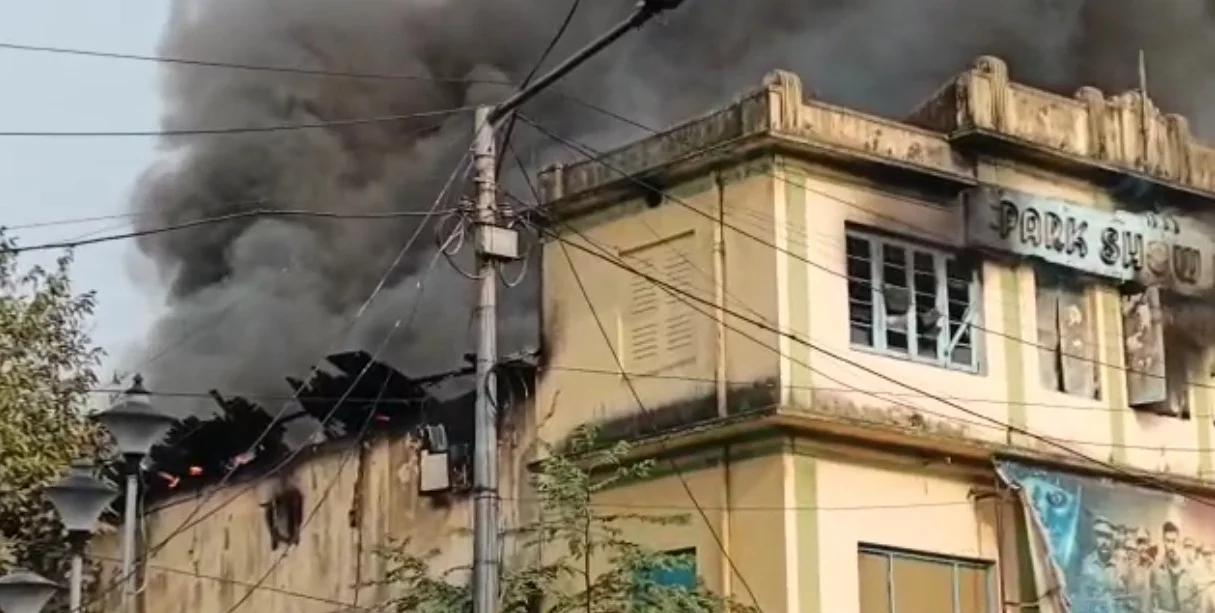 মল্লিকবাজারে বন্ধ সিনেমা হলে আগুন