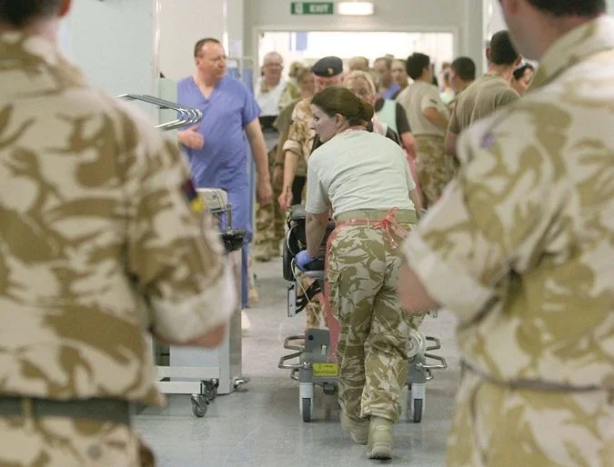 ওমিক্রন আক্রান্তদের পরিষেবা দিতে ব্রিটেনে স্বাস্থ্যকর্মীদের সহায়তায় নামল সেনা