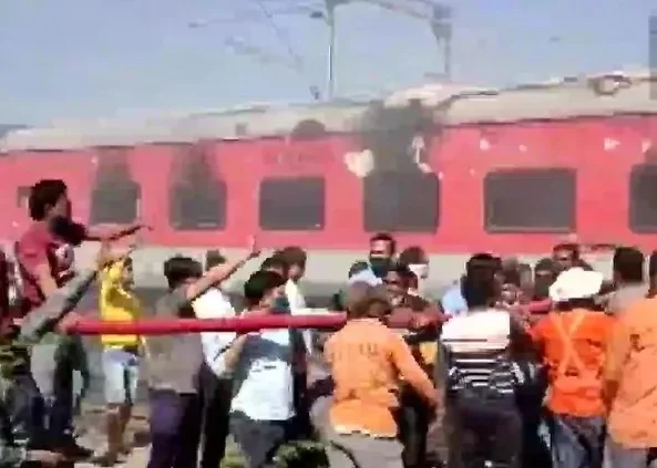 মহারাষ্ট্রে এক্সপ্রেস ট্রেনে ভয়াবহ আগুন, নিরাপদ স্থানে সরানো হল যাত্রীদের