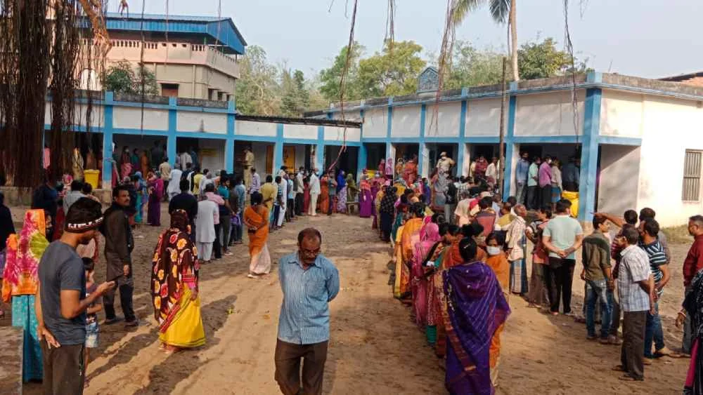 সকাল সাতটা থেকে শুরু হয়েছে রাজ্যের ১০৮ টি পুরসভার ভোটগ্রহণ