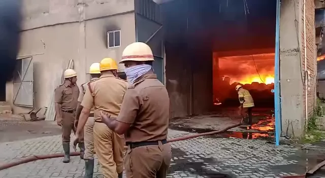 হাওড়ায় তুলোর গুদামে ভয়ঙ্কর আগুন