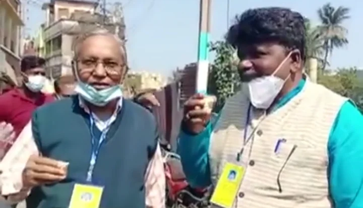 চন্দননগরঃ বিক্ষিপ্ত কিছু ঘটনা ছাড়া শান্তিতে ভোট, চা-পান করে সৌজন্য বিনিময় দুই প্রতিপক্ষ প্রার্থীর