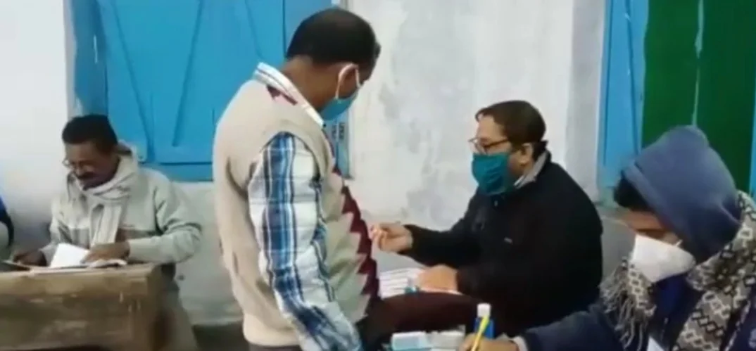 চন্দননগরঃ বিক্ষিপ্ত কিছু ঘটনা ছাড়া শান্তিতে ভোট, চা-পান করে সৌজন্য বিনিময় দুই প্রতিপক্ষ প্রার্থীর