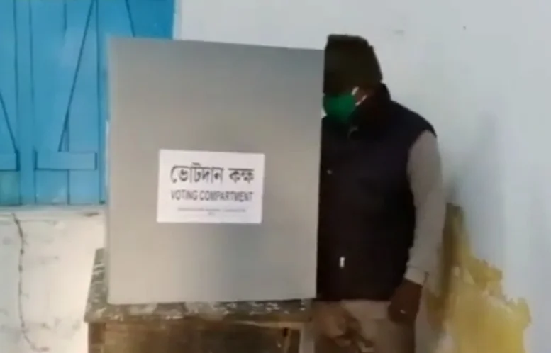 চন্দননগরঃ বিক্ষিপ্ত কিছু ঘটনা ছাড়া শান্তিতে ভোট, চা-পান করে সৌজন্য বিনিময় দুই প্রতিপক্ষ প্রার্থীর