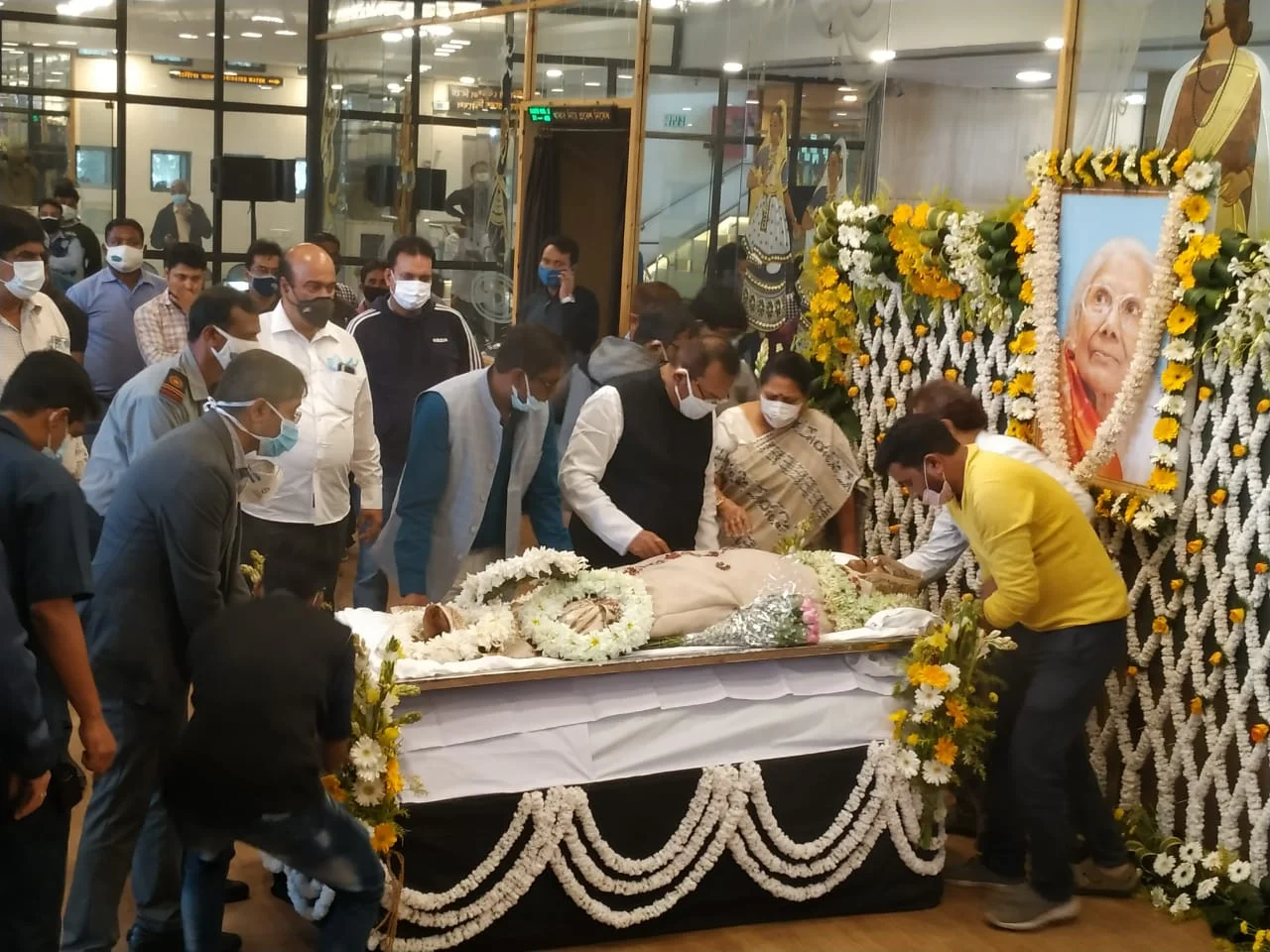 অন্তিম শ্রদ্ধা জ্ঞাপনের জন্য রবীন্দ্রসদনে শায়িত গীতশ্রীর দেহ