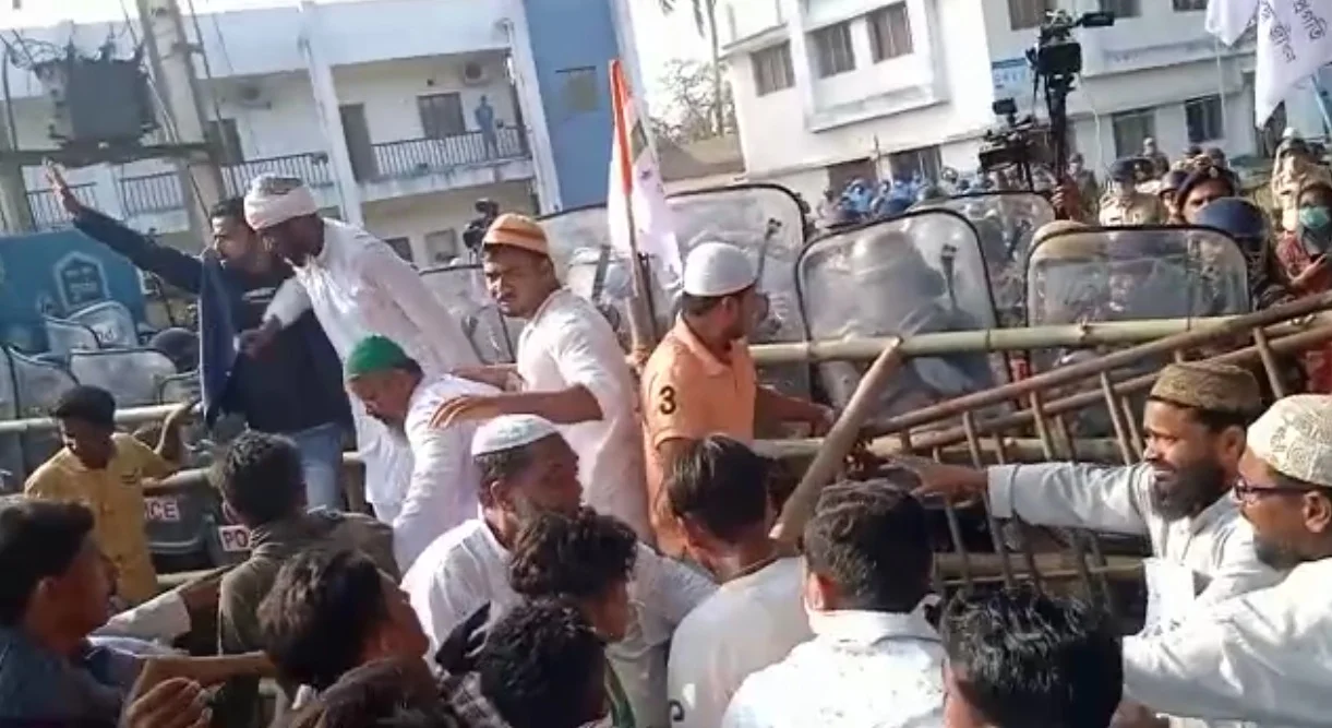 উত্তাল আমতা,  থানায় ইটবৃষ্টি! পরিস্থিতি শান্ত রাখার আবেদন আনিসের বাবার