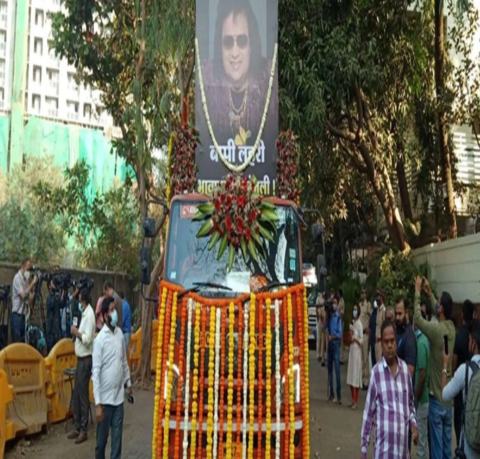 অন্তিমযাত্রায় সুরস্রষ্ট্রা বাপ্পি লাহিড়ী, বাবার চিতায় মুখাগ্নি করলেন পুত্র