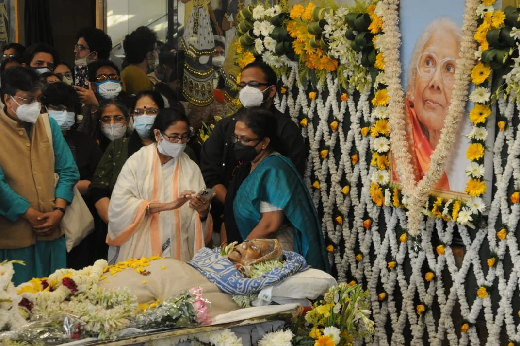 রবীন্দ্রসদনে সন্ধ্যা মুখোপাধ্যায়কে শ্রদ্ধা জানালেন মুখ্যমন্ত্রী মমতা বন্দ্যোপাধ্যায়