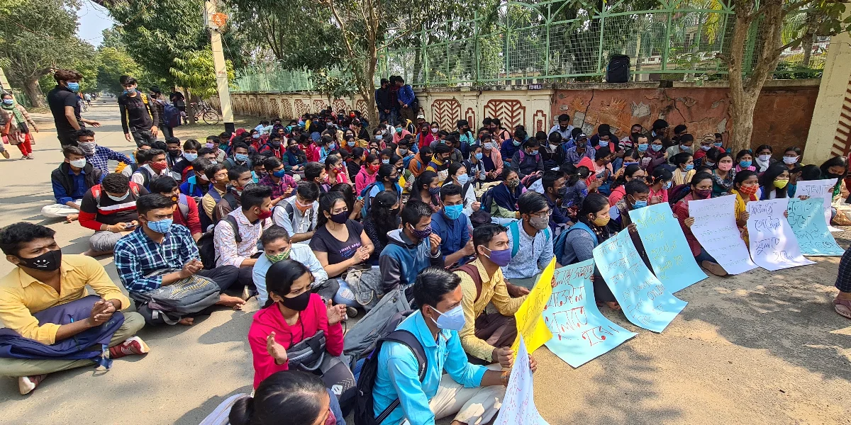 আরবিতে স্নাতক ও স্নাতকোত্তর চালুর দাবিতে উত্তাল বিশ্বভারতী, আরও বড় ছাত্র আন্দোলনের হুঁশিয়ারি