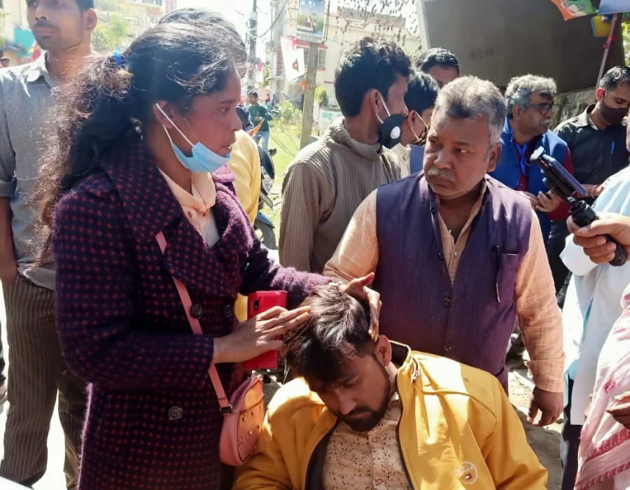 রক্তাক্ত আসানসোলের পুরভোটঃ মাথা ফাটল প্রার্থীর,  চলল গুলি, উঠল বুথ দখলের অভিযোগ