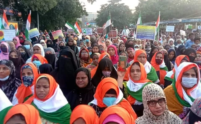 Hijab Row “আগে হিজাব খোলো তারপর স্কুলে  ঢুকবে” ফের  বিতর্ক কর্নাটকের স্কুলে,  দেখুন ভাইরাল ভিডিও