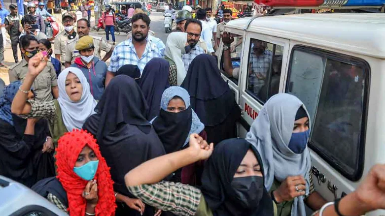 হিজাব নিয়ে নয়া বিতর্ক, কর্ণাটকে সাসপেন্ড ৫৮ ছাত্রী