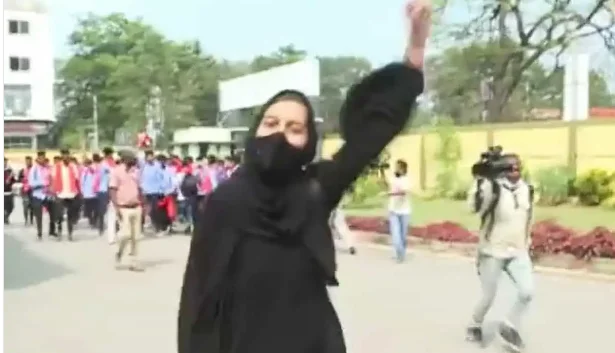 'জয় শ্রী রাম' হুঙ্কারে হেনস্থা, 'আল্লাহু আকবর' উচ্চারণে জবাব হিজাবির, ভাইরাল ভিডিও