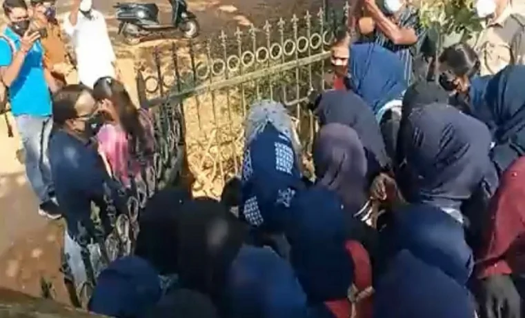 হিজাব নিষিদ্ধ 'অমানবিক', 'অসাংবিধানিক' মুসলিম ছাত্রীদের সমর্থন রাহুলের