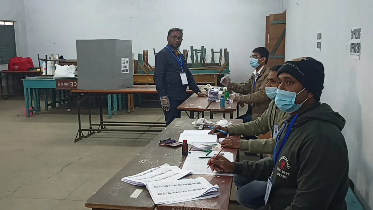 রক্তাক্ত আসানসোলের পুরভোটঃ মাথা ফাটল প্রার্থীর,  চলল গুলি, উঠল বুথ দখলের অভিযোগ