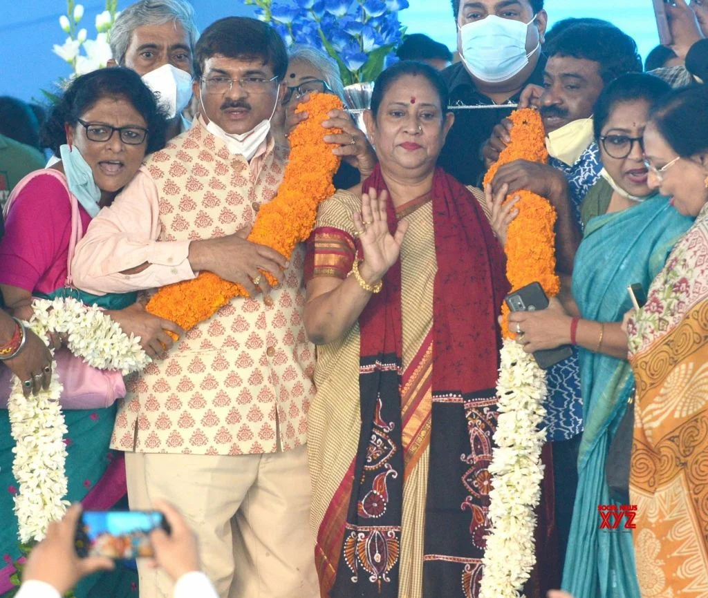 বিধাননগরে মেয়রে হিসাবে শপথ নিলেন কৃষ্ণা চক্রবর্তী, চেয়ারম্যান সব্যসাচীই