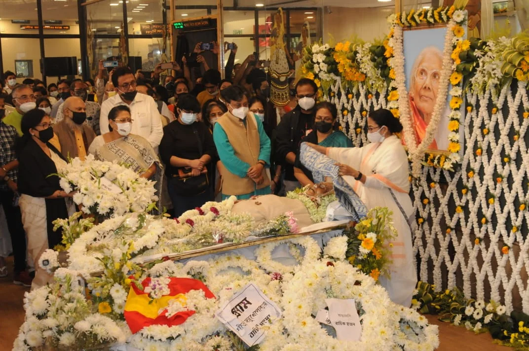 রবীন্দ্রসদনে সন্ধ্যা মুখোপাধ্যায়কে শ্রদ্ধা জানালেন মুখ্যমন্ত্রী মমতা বন্দ্যোপাধ্যায়