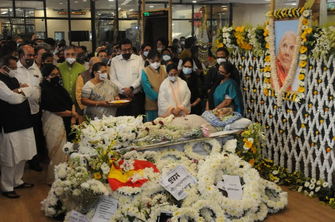রবীন্দ্রসদনে সন্ধ্যা মুখোপাধ্যায়কে শ্রদ্ধা জানালেন মুখ্যমন্ত্রী মমতা বন্দ্যোপাধ্যায়