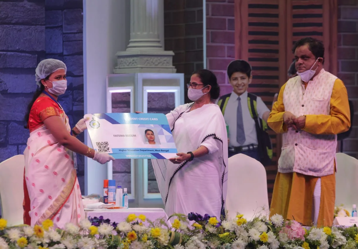 বাংলায় আর বঞ্চিত হবে না শিক্ষার্থীরা, ৫ হাজার পড়ুয়াদের হাতে তুলে দেওয়া হবে স্টুডেন্ট ক্রেডিট কার্ডঃ মুখ্যমন্ত্রী