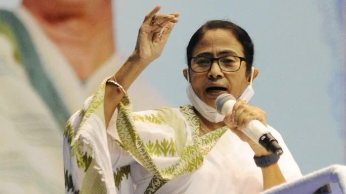 ‘রক্ত দেব, তবু বাংলা ভাগ হতে দেব না’, গর্জন মমতার