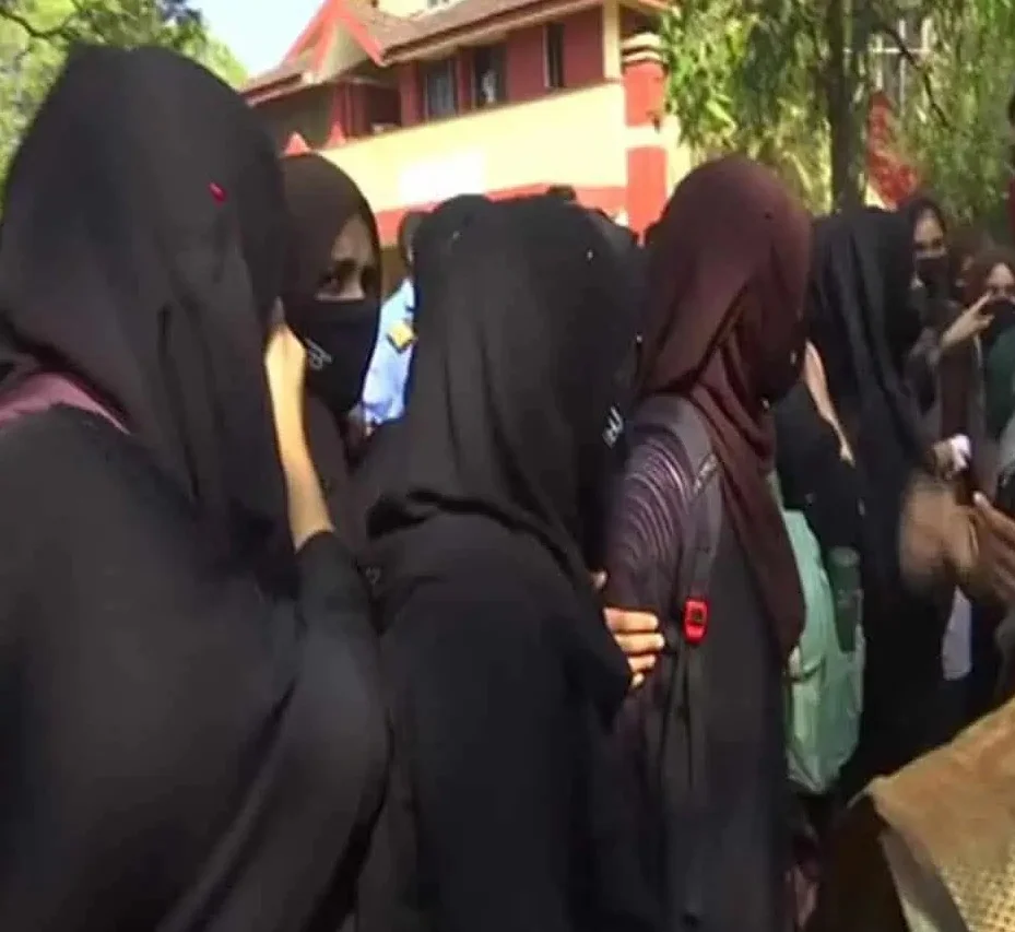 এবার হিজাব নিষিদ্ধের বিজ্ঞপ্তি জারি আলিগড় বিশ্ববিদ্যালয়ে !