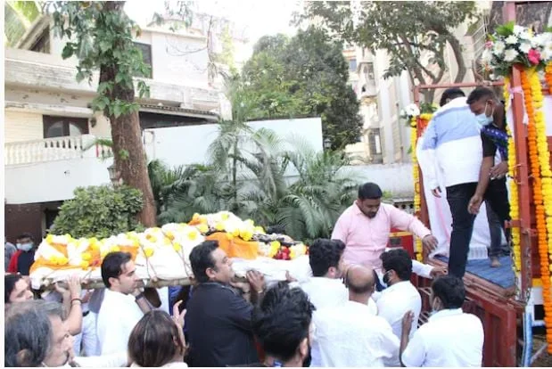 অন্তিমযাত্রায় সুরস্রষ্ট্রা বাপ্পি লাহিড়ী, বাবার চিতায় মুখাগ্নি করলেন পুত্র