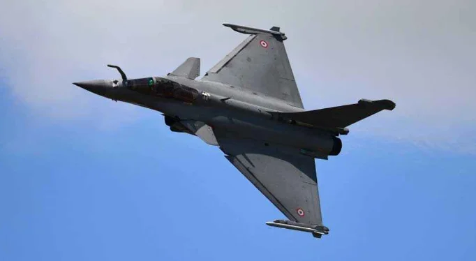 ভারতের রাফাল Rafale vs  পাক JF-17 Thunder: আগামী সপ্তাহে তিনটি রাফাল আসছে দেশে