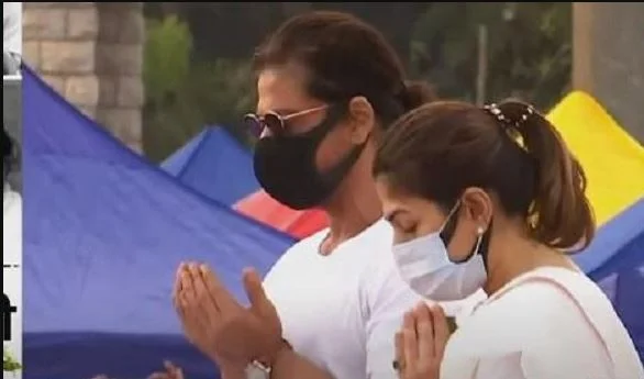 সুরসম্রাজ্ঞী লতার শেষ বিদায়ে হাত তুলে দোয়া করলেন শারুখ