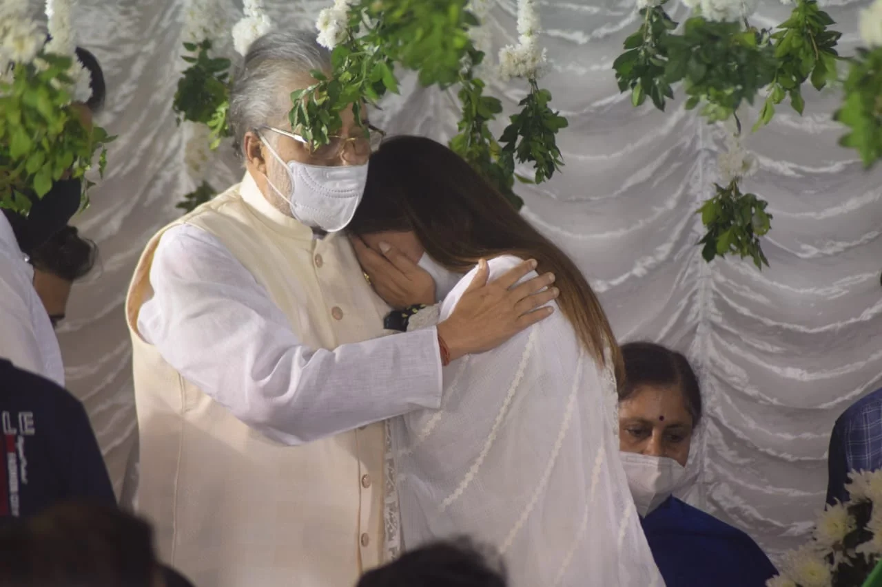 পূর্ণ রাষ্ট্রীয় মর্যাদায় গান স্যালুটে সাধন পান্ডের শেষকৃত্য, শ্রদ্ধা জানালেন মুখ্যমন্ত্রী, কান্নায় ভেঙে পড়লেন মন্ত্রীকন্যা শ্রেয়া