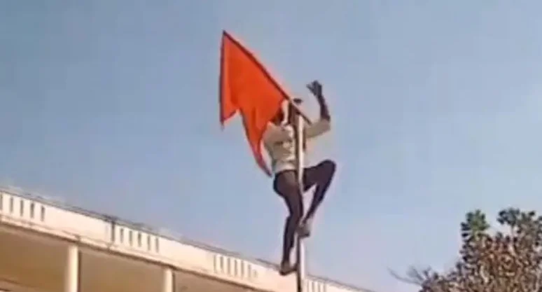 হিজাব ইস্যুতে উত্তাল কর্ণাটক, কলেজে তেরঙ্গার বদলে উড়ল গেরুয়া নিশান