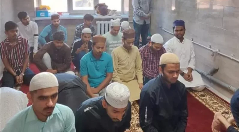 বিপদের মাঝেও নামাযে মগ্ন ইউক্রেনে পড়তে  যাওয়া পড়ুয়ারা