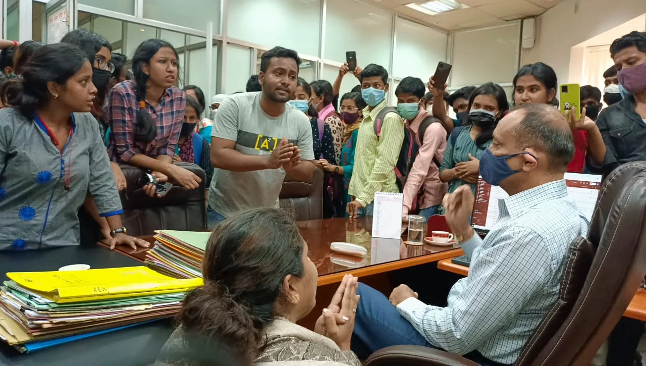 ফের ছাত্র বিক্ষোভে উত্তপ্ত বিশ্বভারতী, অনির্দিষ্টকালের জন্য ঘেরাও কর্মসূচি চলার ডাক