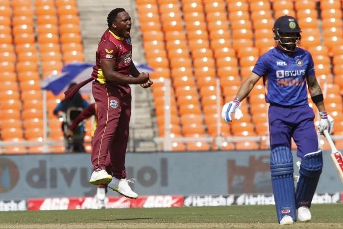 ঘরের মাঠে শততম ওয়ানডে'তে নামলেন বিরাট,  ছুঁতে পারলেন না শচীনকে